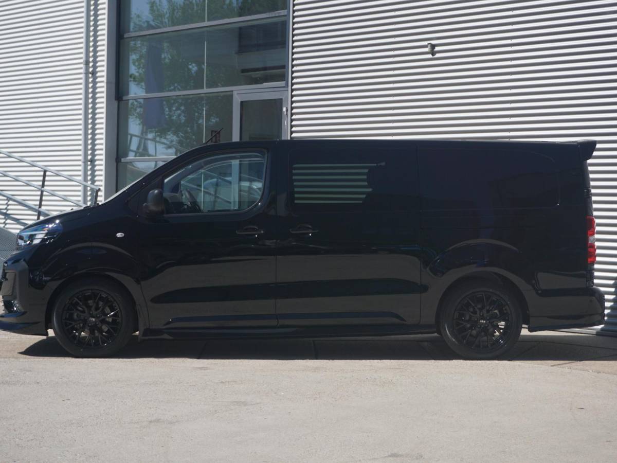 Opel Vivaro-e Opel Vivaro-e Dubbele Cabine 75kWh | STX Sport | Mooiste  bus van NL (!) | Lederen bekleding | Spoilerpakket | 18 inch Lichtmetalen velgen | Dynamic Comfort NAV Pakket | Winterpakket | 2x schuifdeur | Betimmering | Comfortstoelen |