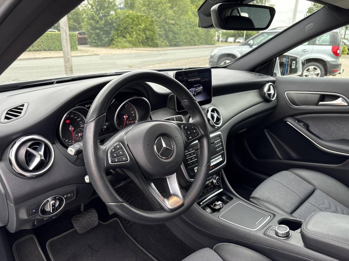 Mercedes-Benz GLA Mercedes-Benz GLA-klasse 180 Business Solution | Automaat | Trekhaak | Elek. Kofferklep | Camera | Dealer onderhouden