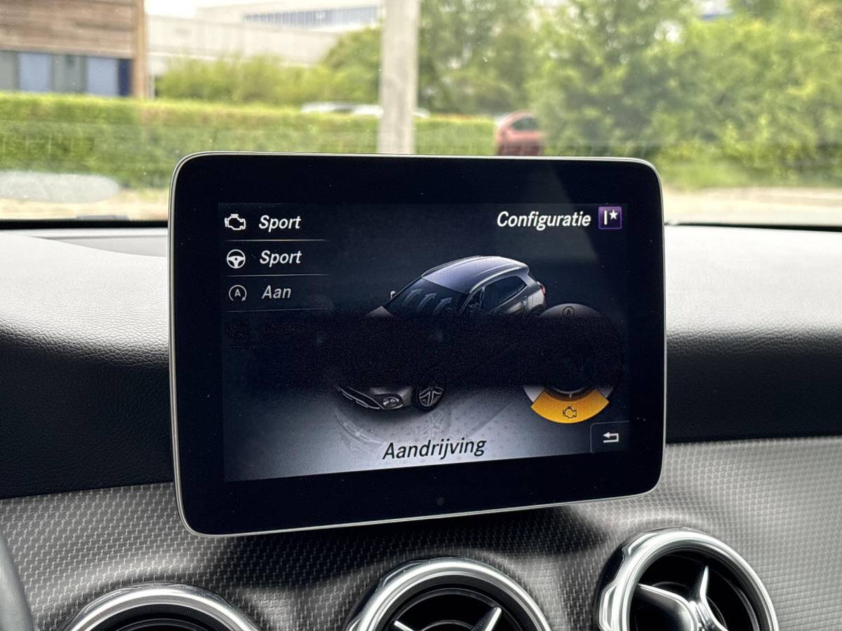 Mercedes-Benz GLA Mercedes-Benz GLA-klasse 180 Business Solution | Automaat | Trekhaak | Elek. Kofferklep | Camera | Dealer onderhouden
