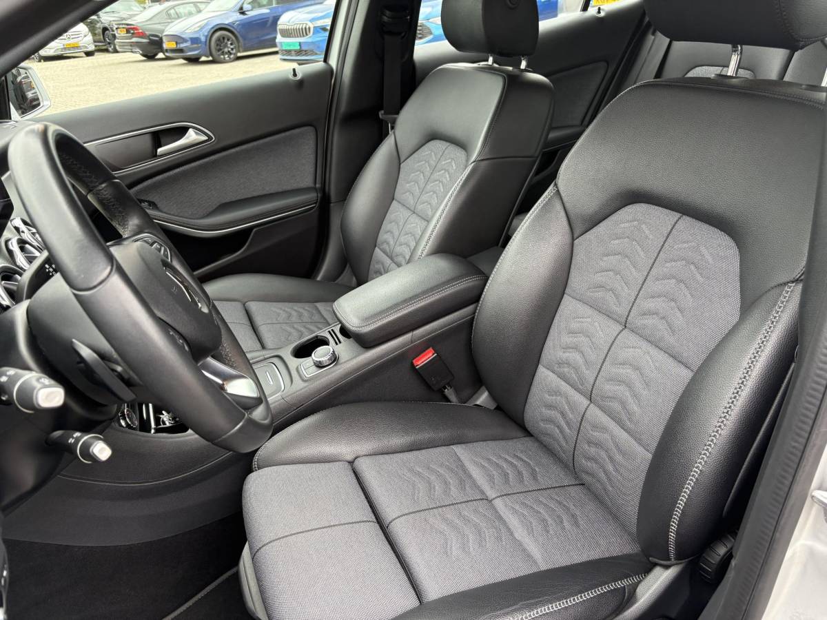 Mercedes-Benz GLA Mercedes-Benz GLA-klasse 180 Business Solution | Automaat | Trekhaak | Elek. Kofferklep | Camera | Dealer onderhouden