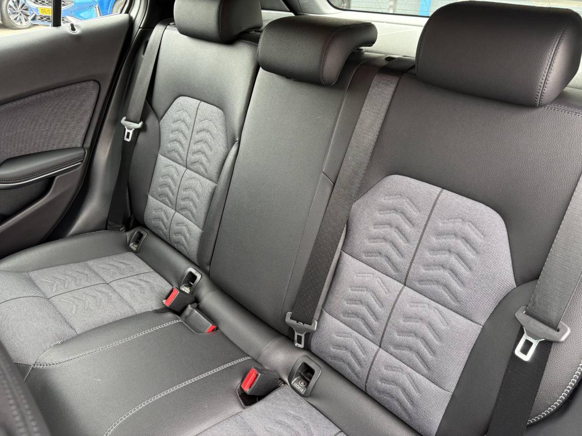 Mercedes-Benz GLA Mercedes-Benz GLA-klasse 180 Business Solution | Automaat | Trekhaak | Elek. Kofferklep | Camera | Dealer onderhouden