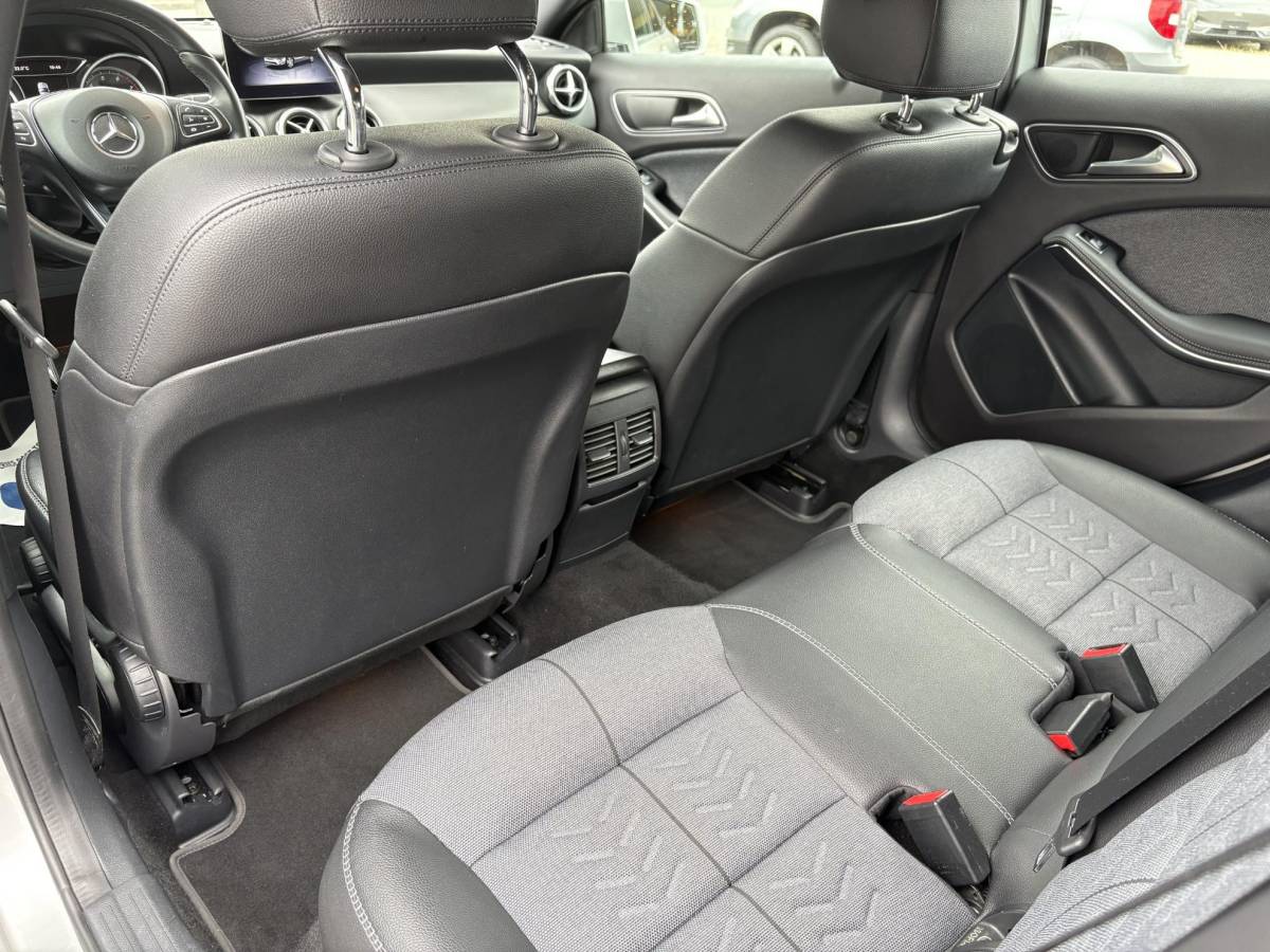 Mercedes-Benz GLA Mercedes-Benz GLA-klasse 180 Business Solution | Automaat | Trekhaak | Elek. Kofferklep | Camera | Dealer onderhouden