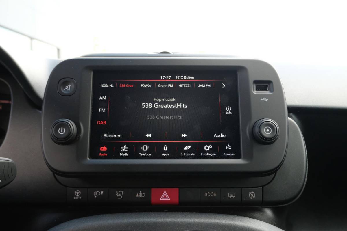 Fiat Panda Fiat Panda 1.0 Hybrid RED Cross 69 PK | CarPlay | DAB | LED Verlichting | Lichtmetalen Velgen | Elektrisch Afstelbare Spiegels