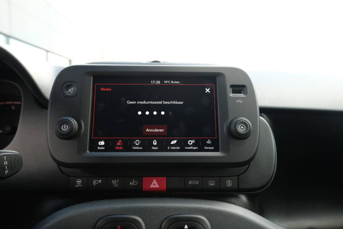 Fiat Panda Fiat Panda 1.0 Hybrid RED Cross 69 PK | CarPlay | DAB | LED Verlichting | Lichtmetalen Velgen | Elektrisch Afstelbare Spiegels