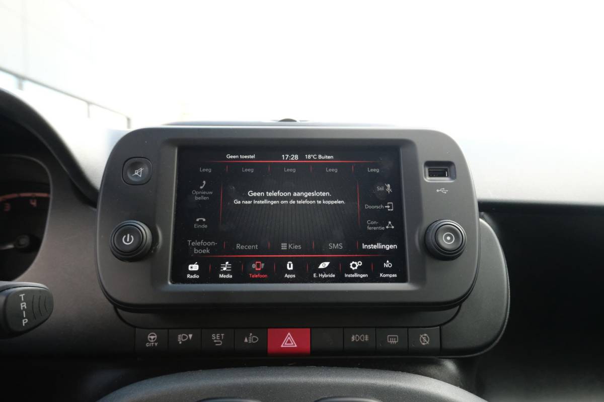 Fiat Panda Fiat Panda 1.0 Hybrid RED Cross 69 PK | CarPlay | DAB | LED Verlichting | Lichtmetalen Velgen | Elektrisch Afstelbare Spiegels