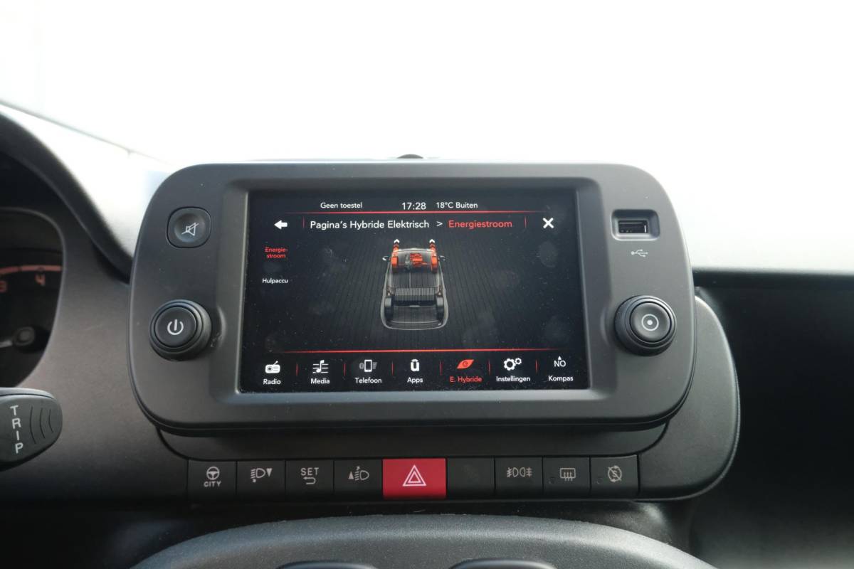Fiat Panda Fiat Panda 1.0 Hybrid RED Cross 69 PK | CarPlay | DAB | LED Verlichting | Lichtmetalen Velgen | Elektrisch Afstelbare Spiegels