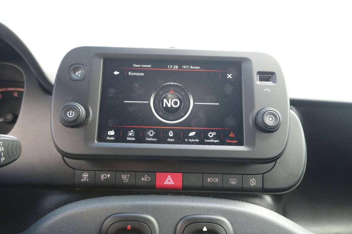 Fiat Panda Fiat Panda 1.0 Hybrid RED Cross 69 PK | CarPlay | DAB | LED Verlichting | Lichtmetalen Velgen | Elektrisch Afstelbare Spiegels