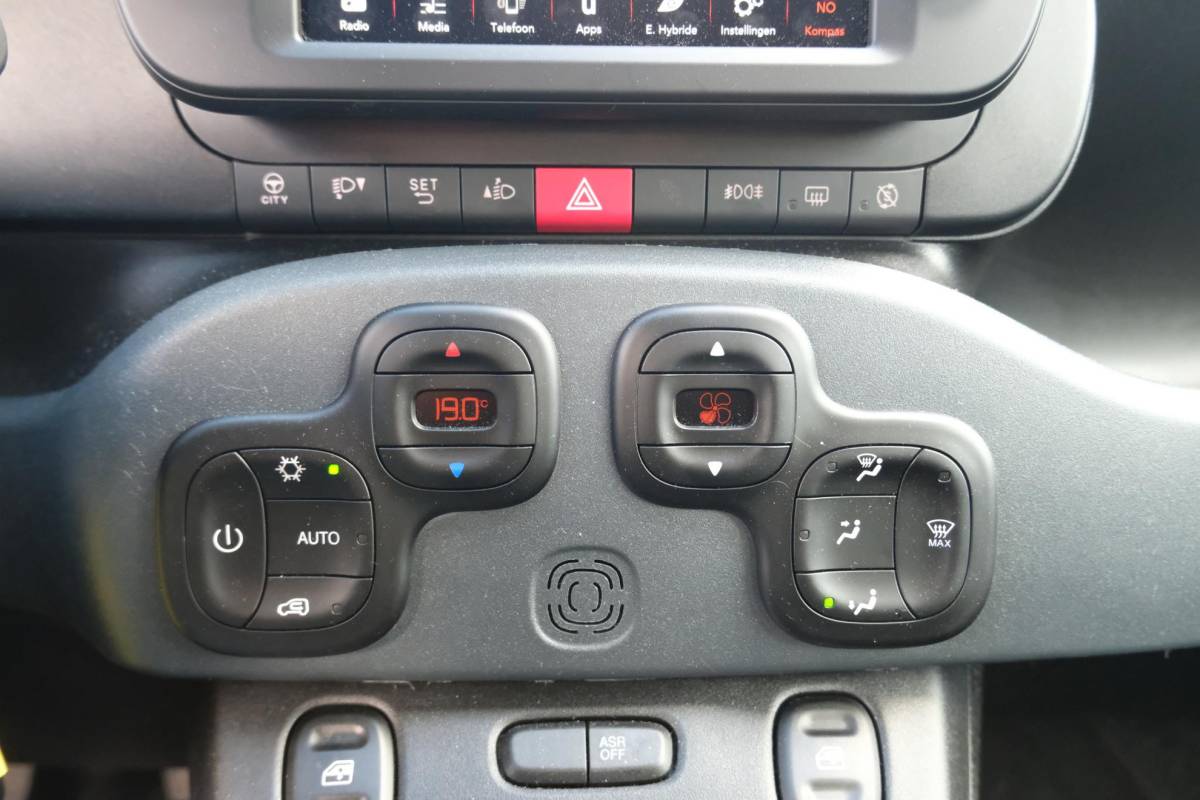 Fiat Panda Fiat Panda 1.0 Hybrid RED Cross 69 PK | CarPlay | DAB | LED Verlichting | Lichtmetalen Velgen | Elektrisch Afstelbare Spiegels
