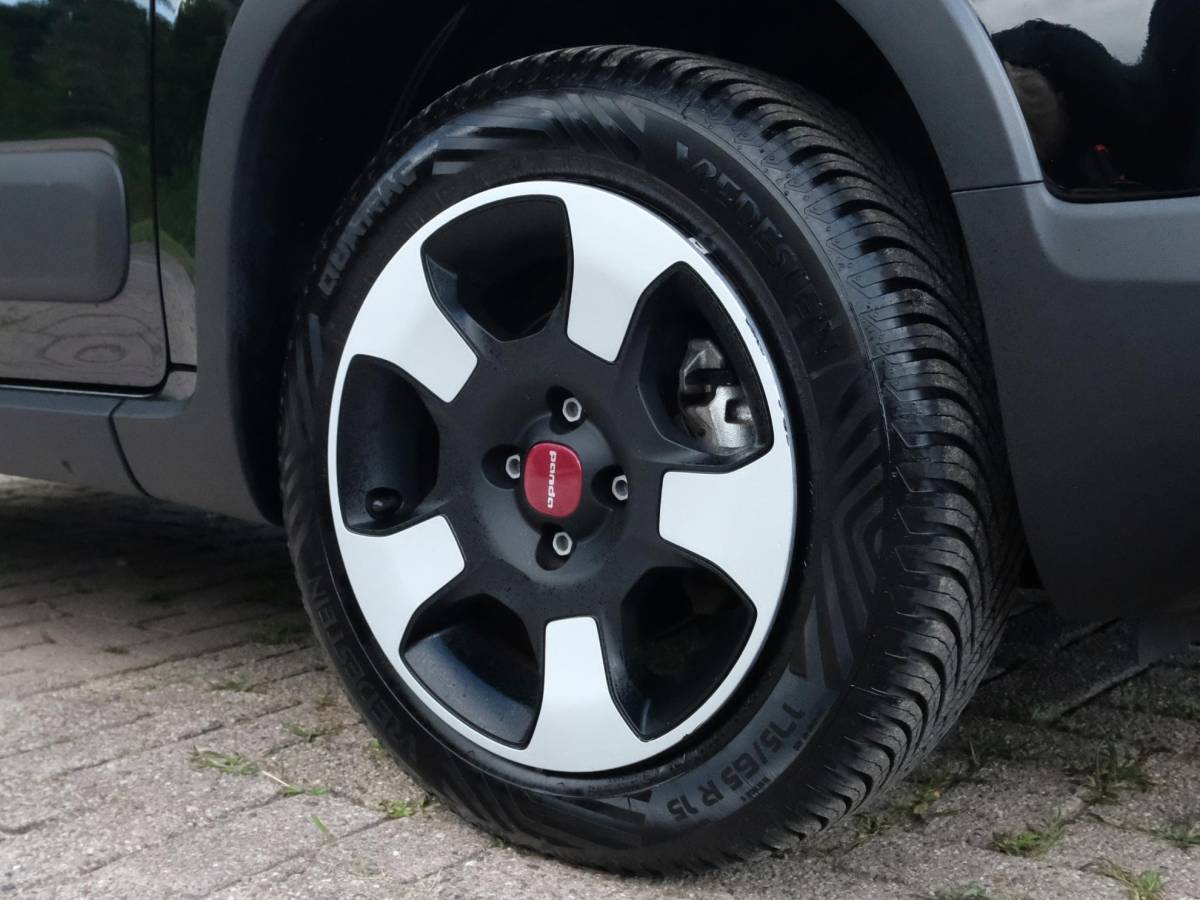 Fiat Panda Fiat Panda 1.0 Hybrid RED Cross 69 PK | CarPlay | DAB | LED Verlichting | Lichtmetalen Velgen | Elektrisch Afstelbare Spiegels