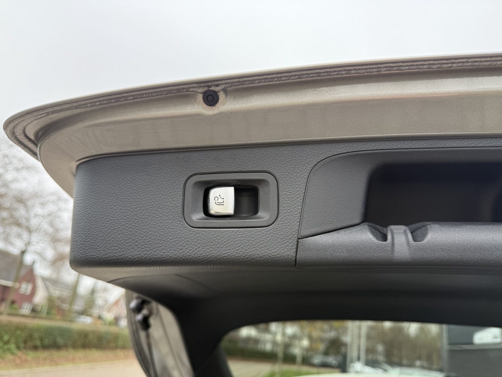Mercedes-Benz GLC Mercedes-benz GLC-klasse 300e 4M AMG Styling I Night I Pano I Trekhaak I Camera I 19”