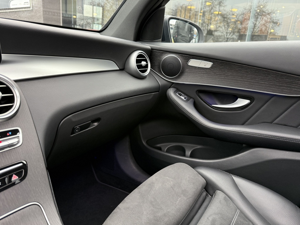 Mercedes-Benz GLC Mercedes-benz GLC-klasse 300e 4M AMG Styling I Night I Pano I Trekhaak I Camera I 19”