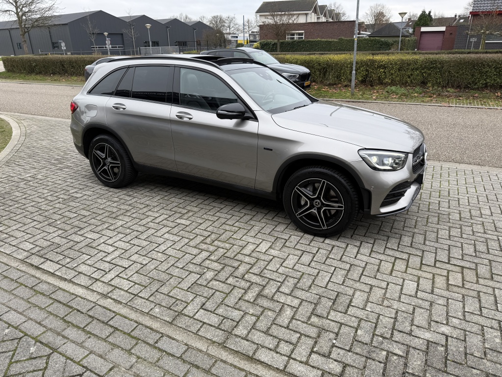 Mercedes-Benz GLC Mercedes-benz GLC-klasse 300e 4M AMG Styling I Night I Pano I Trekhaak I Camera I 19”
