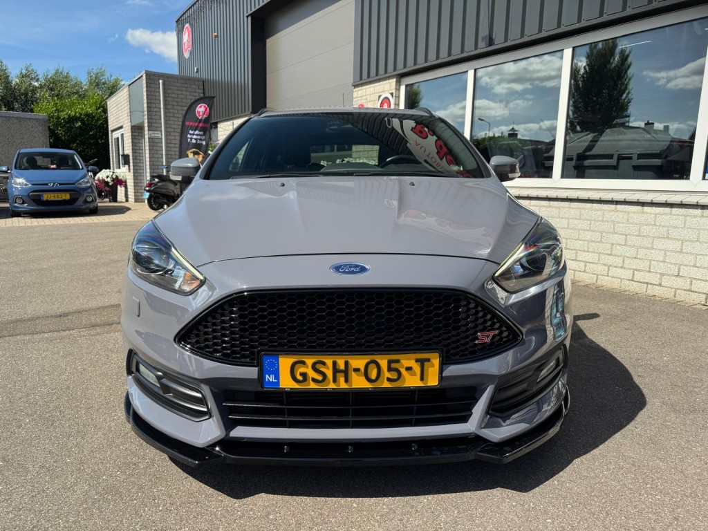 Ford Focus Ford Focus 2.0 ST-2 Wagon Winterpakket Maxton RS velgen Recaro Liefhebbers auto!