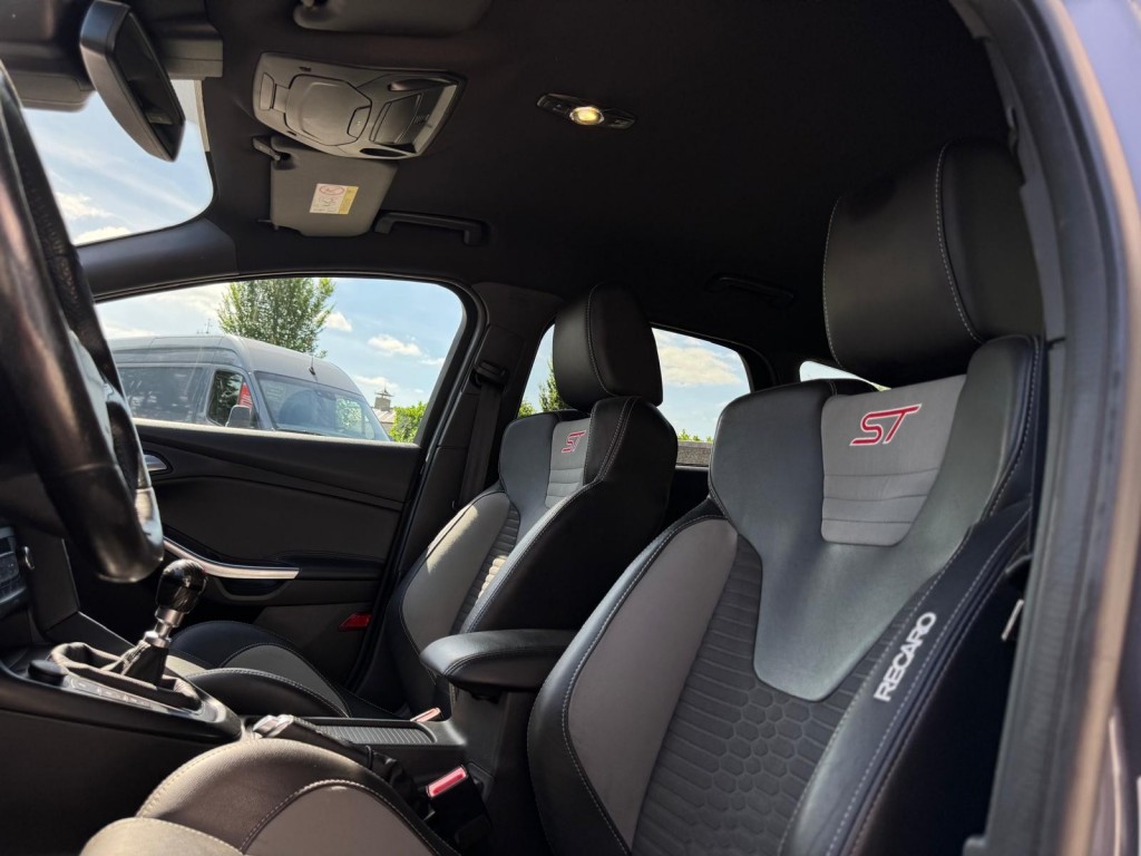 Ford Focus Ford Focus 2.0 ST-2 Wagon Winterpakket Maxton RS velgen Recaro Liefhebbers auto!