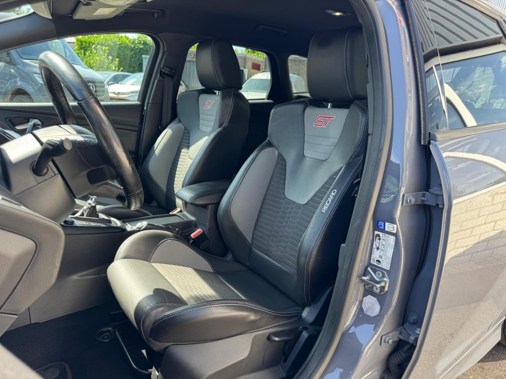 Ford Focus Ford Focus 2.0 ST-2 Wagon Winterpakket Maxton RS velgen Recaro Liefhebbers auto!