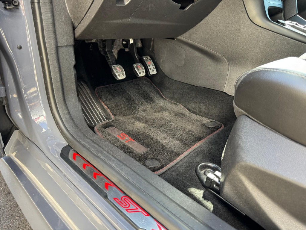 Ford Focus Ford Focus 2.0 ST-2 Wagon Winterpakket Maxton RS velgen Recaro Liefhebbers auto!