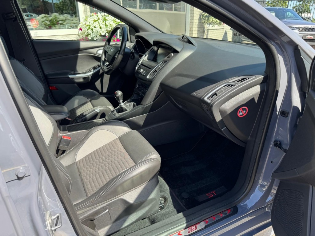 Ford Focus Ford Focus 2.0 ST-2 Wagon Winterpakket Maxton RS velgen Recaro Liefhebbers auto!