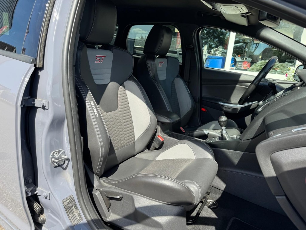 Ford Focus Ford Focus 2.0 ST-2 Wagon Winterpakket Maxton RS velgen Recaro Liefhebbers auto!