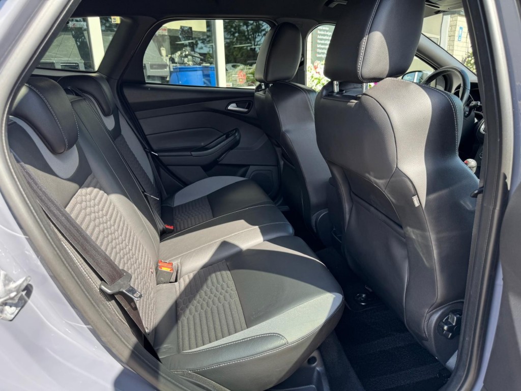 Ford Focus Ford Focus 2.0 ST-2 Wagon Winterpakket Maxton RS velgen Recaro Liefhebbers auto!