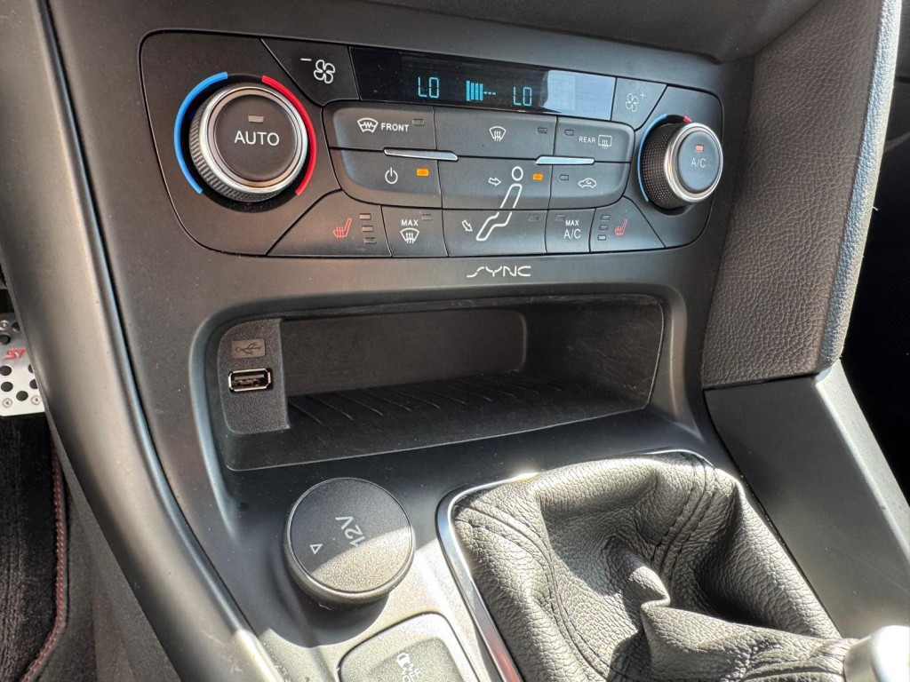 Ford Focus Ford Focus 2.0 ST-2 Wagon Winterpakket Maxton RS velgen Recaro Liefhebbers auto!