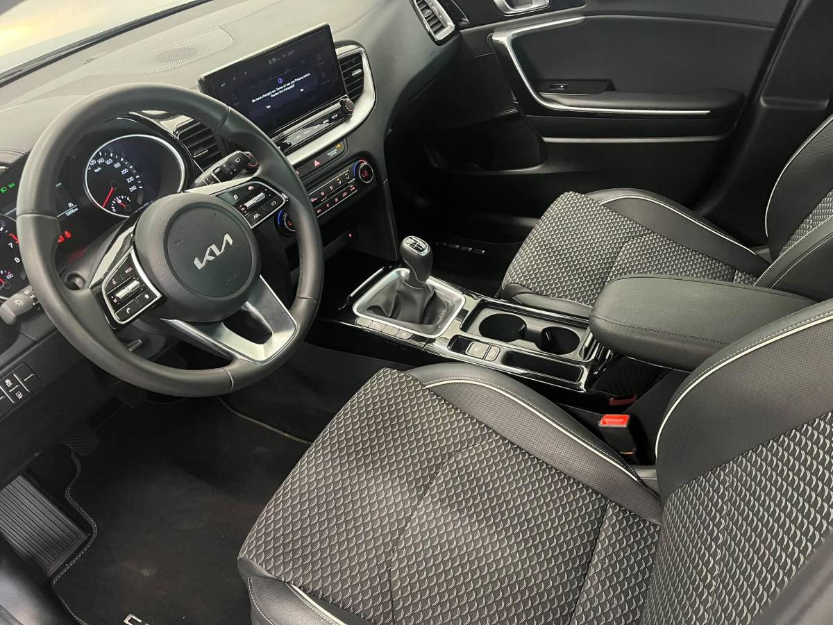 Kia Ceed Sportswagon Kia Ceed Sportswagon 1.0 T-GDi Pulse Navigatie Apple Carplay Android Auto Parkeerhulp achter Cruise Control Half leder Climate Control Lichtmetalen velgen
