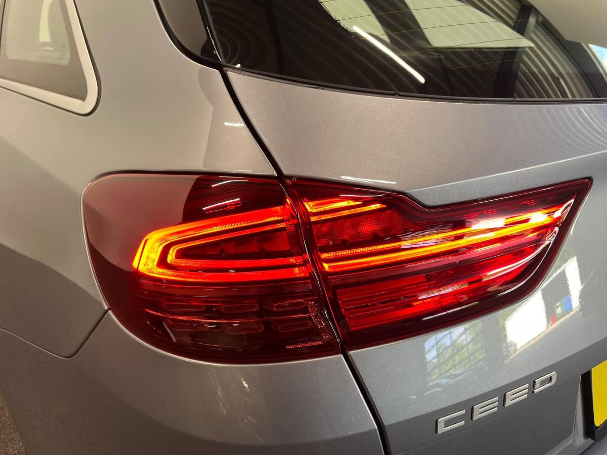 Kia Ceed Sportswagon Kia Ceed Sportswagon 1.0 T-GDi Pulse Navigatie Apple Carplay Android Auto Parkeerhulp achter Cruise Control Half leder Climate Control Lichtmetalen velgen