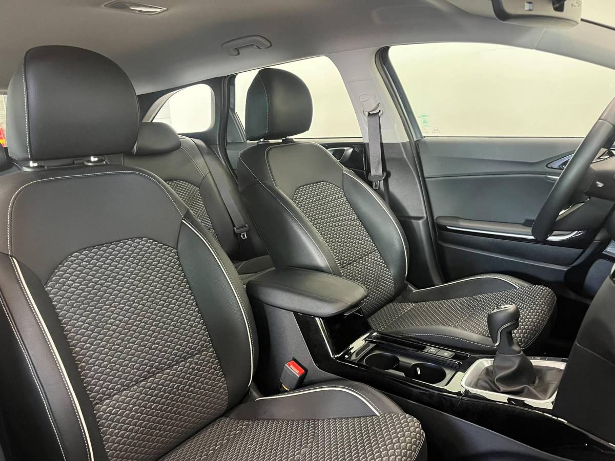 Kia Ceed Sportswagon Kia Ceed Sportswagon 1.0 T-GDi Pulse Navigatie Apple Carplay Android Auto Parkeerhulp achter Cruise Control Half leder Climate Control Lichtmetalen velgen