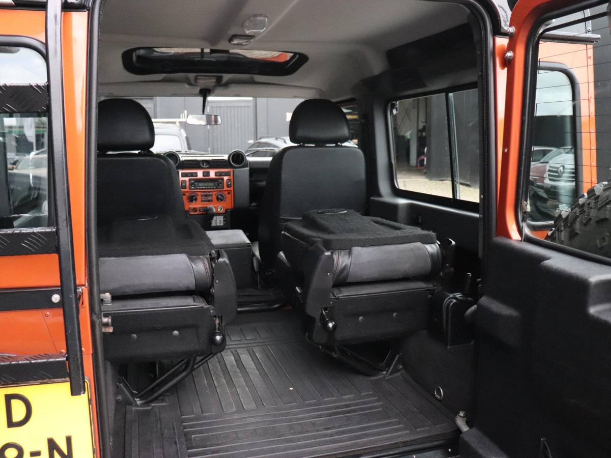 Land Rover Defender Land Rover Defender 2.4 TD 90 SW SVX 60th Anniversary | 4 PERS. | STOELVERW. | TREKHAAK | DAK | AIRCO |