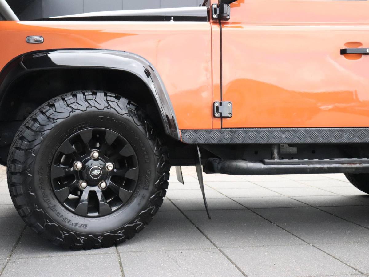 Land Rover Defender Land Rover Defender 2.4 TD 90 SW SVX 60th Anniversary | 4 PERS. | STOELVERW. | TREKHAAK | DAK | AIRCO |