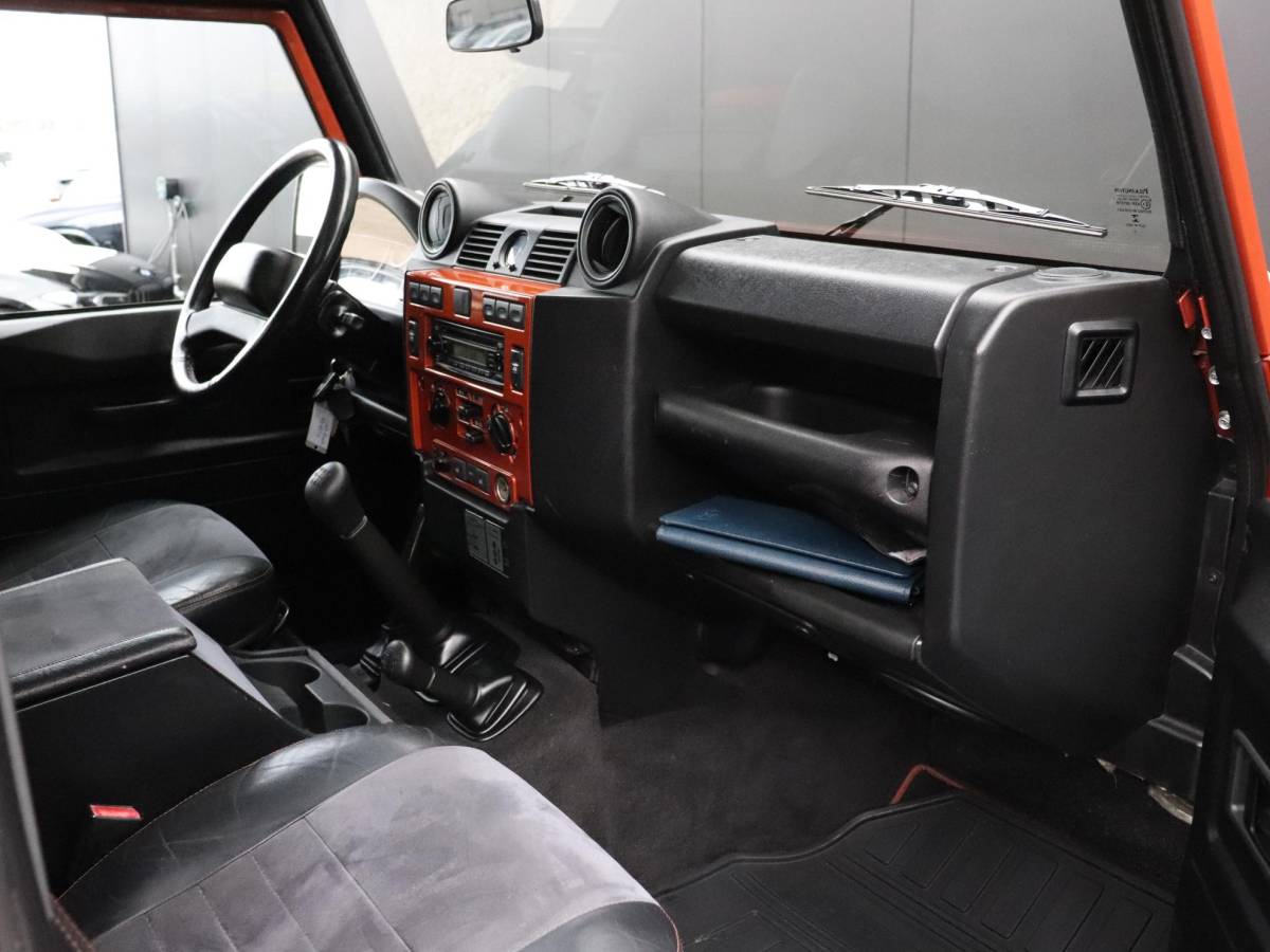 Land Rover Defender Land Rover Defender 2.4 TD 90 SW SVX 60th Anniversary | 4 PERS. | STOELVERW. | TREKHAAK | DAK | AIRCO |
