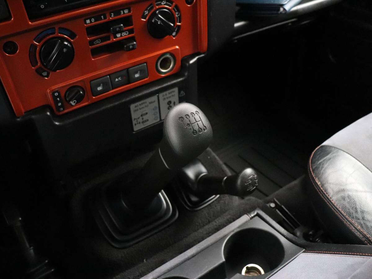 Land Rover Defender Land Rover Defender 2.4 TD 90 SW SVX 60th Anniversary | 4 PERS. | STOELVERW. | TREKHAAK | DAK | AIRCO |