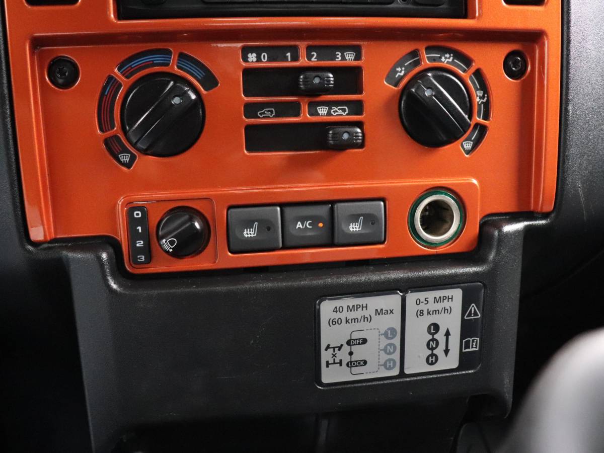Land Rover Defender Land Rover Defender 2.4 TD 90 SW SVX 60th Anniversary | 4 PERS. | STOELVERW. | TREKHAAK | DAK | AIRCO |