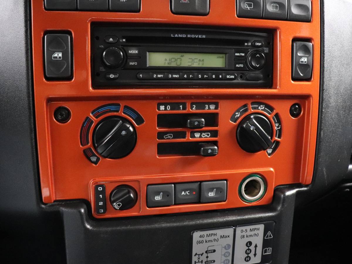 Land Rover Defender Land Rover Defender 2.4 TD 90 SW SVX 60th Anniversary | 4 PERS. | STOELVERW. | TREKHAAK | DAK | AIRCO |