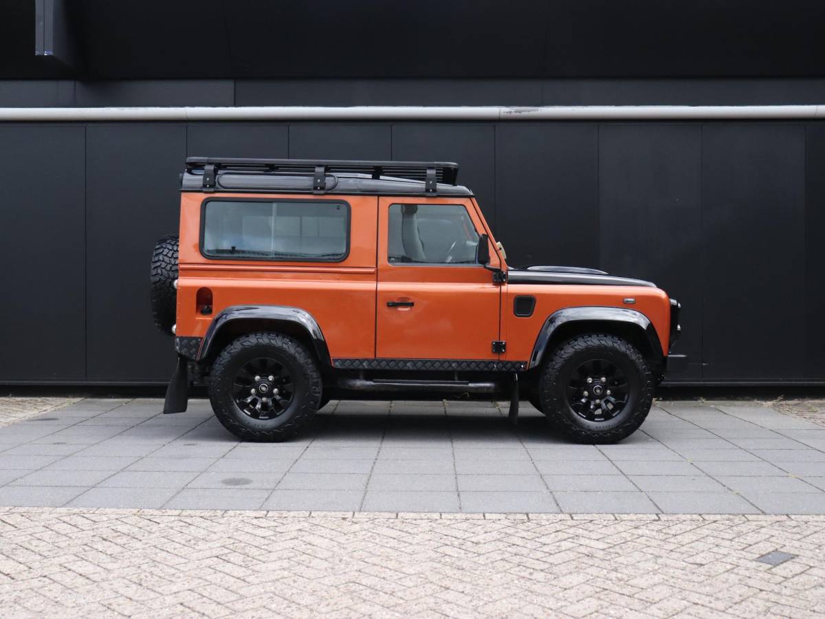 Land Rover Defender Land Rover Defender 2.4 TD 90 SW SVX 60th Anniversary | 4 PERS. | STOELVERW. | TREKHAAK | DAK | AIRCO |