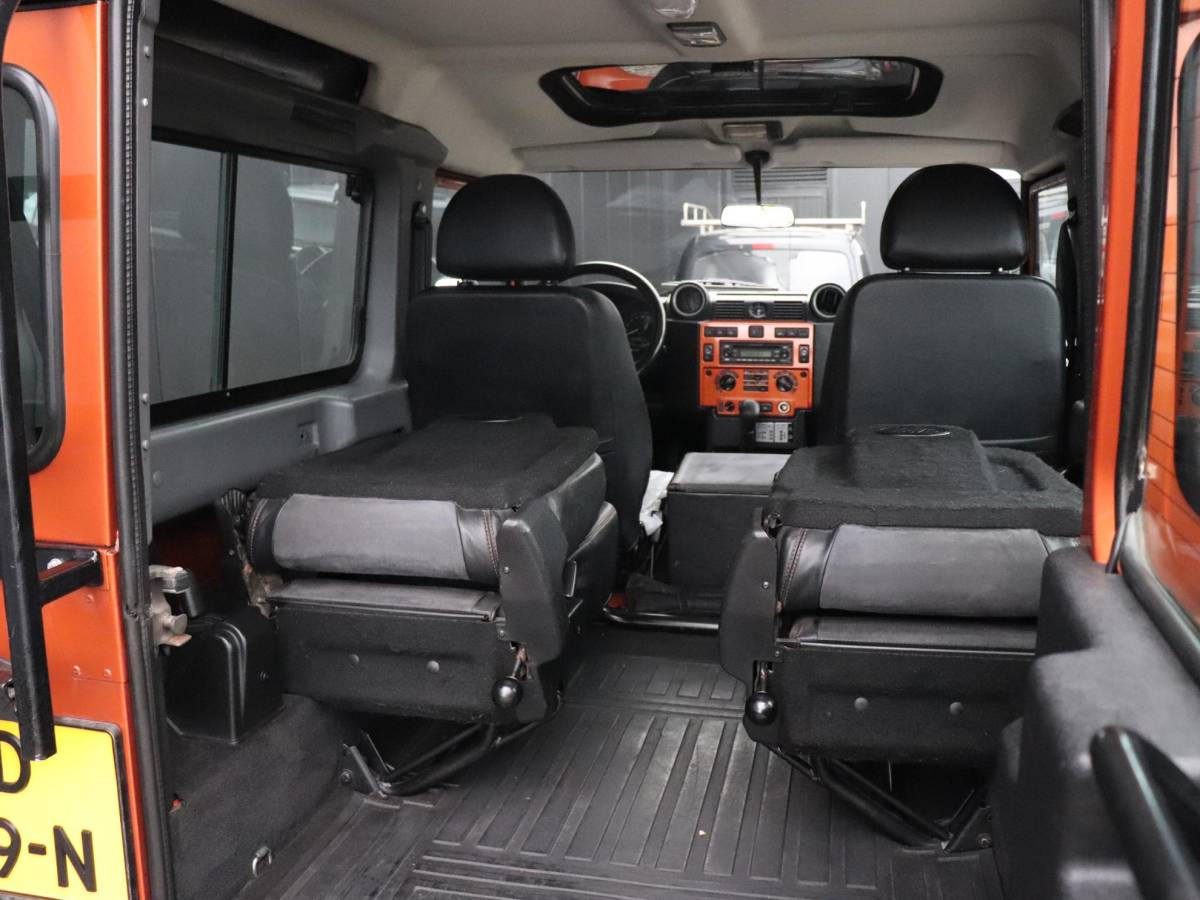 Land Rover Defender Land Rover Defender 2.4 TD 90 SW SVX 60th Anniversary | 4 PERS. | STOELVERW. | TREKHAAK | DAK | AIRCO |