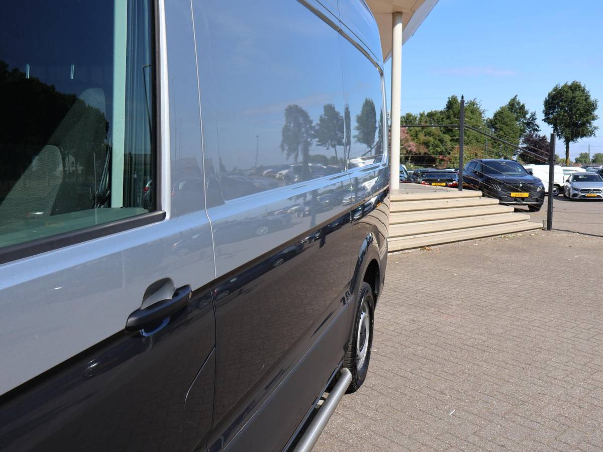 Volkswagen Crafter Volkswagen Crafter 35 2.0 TDI 140 PK L3H3 TWO-TONE + 3000 KG TREKHAAK | APPLE CARPLAY | CRUISE | SIDEBARS | NAVIGATIE
