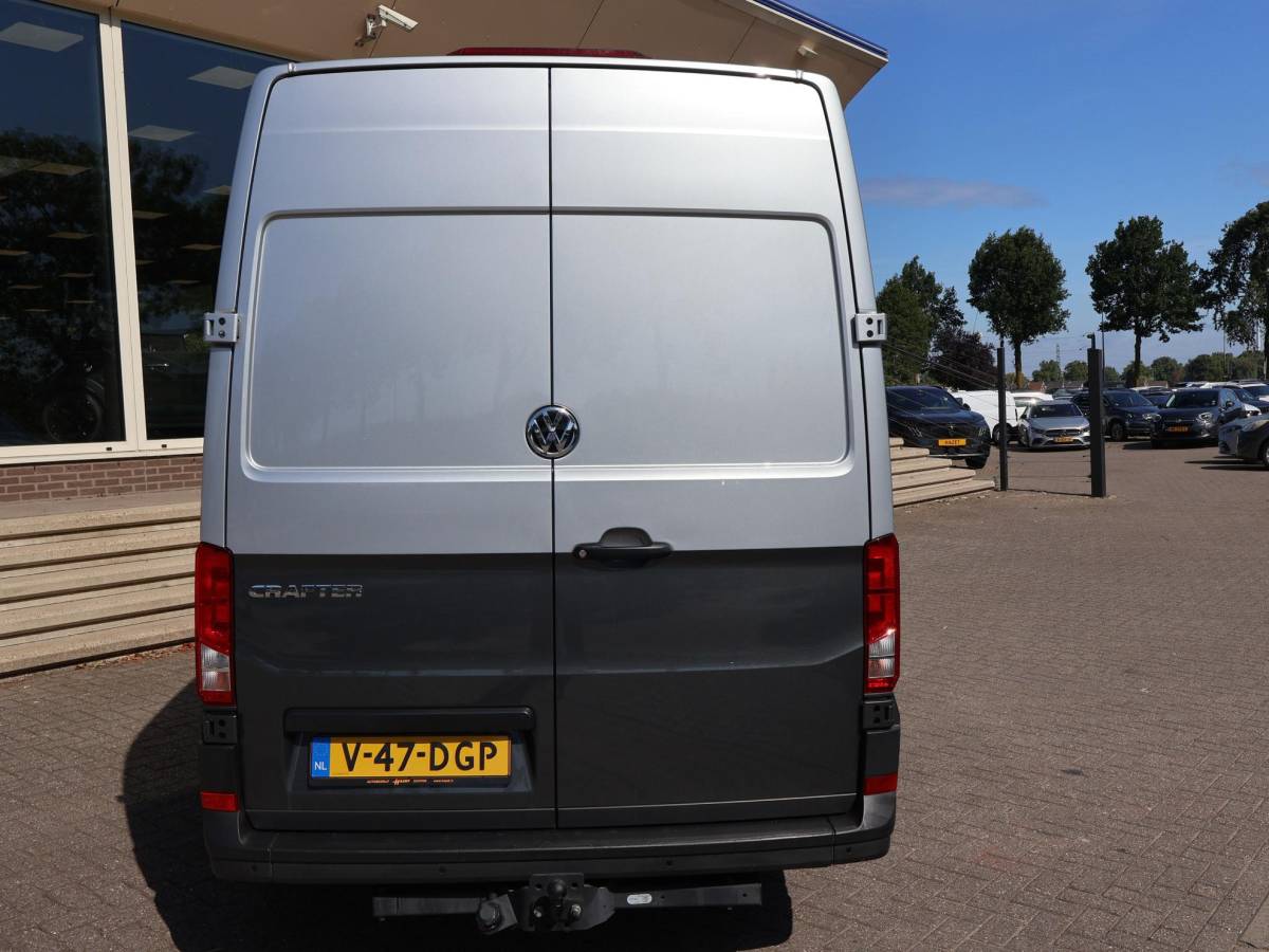 Volkswagen Crafter Volkswagen Crafter 35 2.0 TDI 140 PK L3H3 TWO-TONE + 3000 KG TREKHAAK | APPLE CARPLAY | CRUISE | SIDEBARS | NAVIGATIE