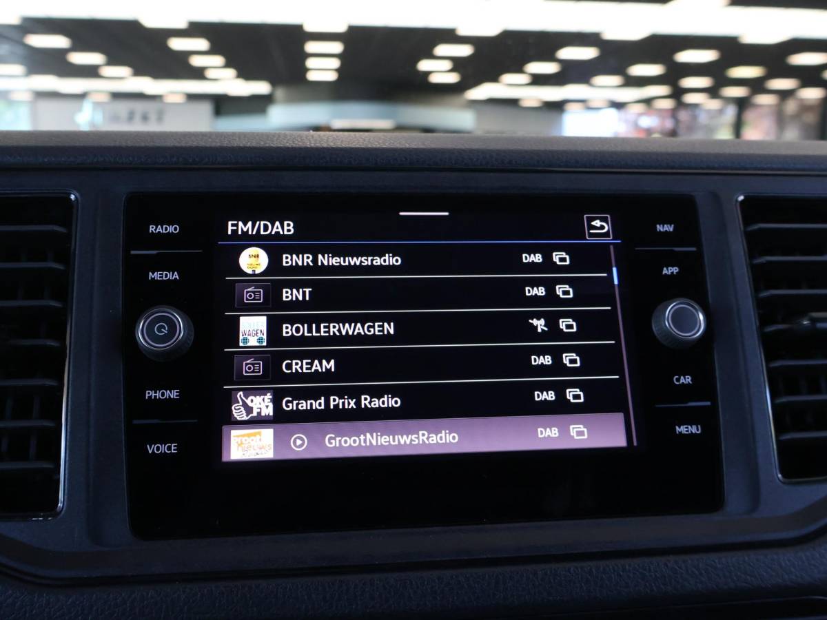 Volkswagen Crafter Volkswagen Crafter 35 2.0 TDI 140 PK L3H3 TWO-TONE + 3000 KG TREKHAAK | APPLE CARPLAY | CRUISE | SIDEBARS | NAVIGATIE