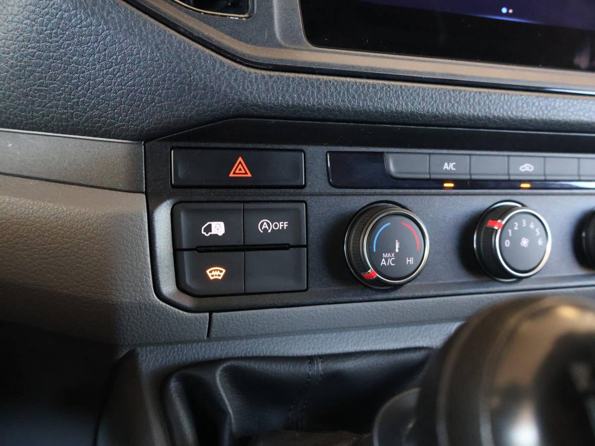 Volkswagen Crafter Volkswagen Crafter 35 2.0 TDI 140 PK L3H3 TWO-TONE + 3000 KG TREKHAAK | APPLE CARPLAY | CRUISE | SIDEBARS | NAVIGATIE