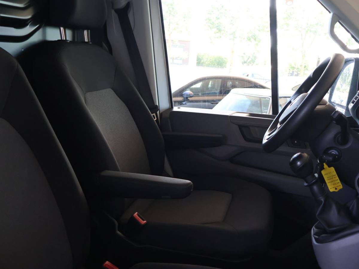 Volkswagen Crafter Volkswagen Crafter 35 2.0 TDI 140 PK L3H3 TWO-TONE + 3000 KG TREKHAAK | APPLE CARPLAY | CRUISE | SIDEBARS | NAVIGATIE