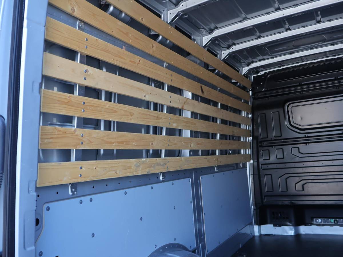 Volkswagen Crafter Volkswagen Crafter 35 2.0 TDI 140 PK L3H3 TWO-TONE + 3000 KG TREKHAAK | APPLE CARPLAY | CRUISE | SIDEBARS | NAVIGATIE