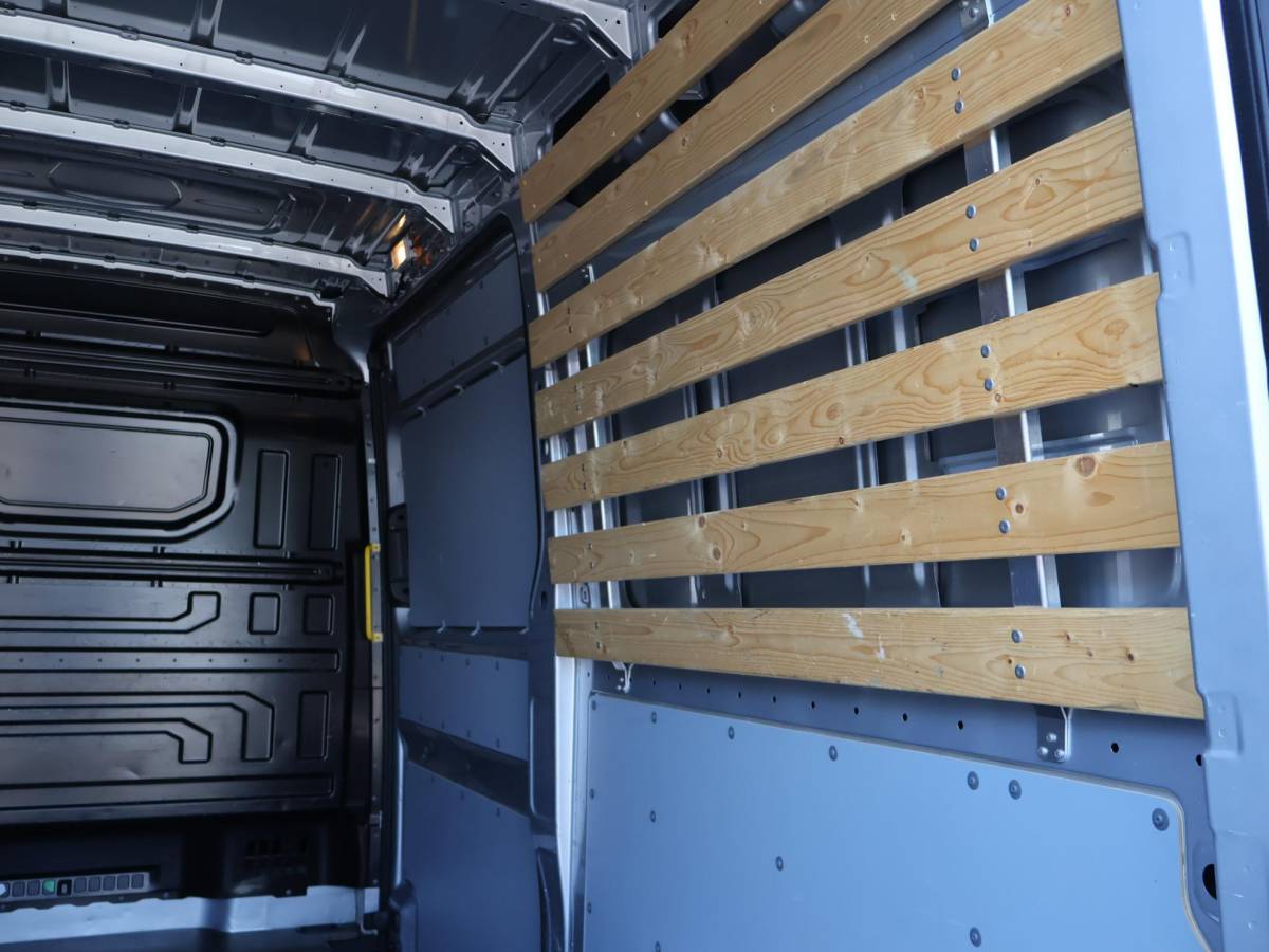 Volkswagen Crafter Volkswagen Crafter 35 2.0 TDI 140 PK L3H3 TWO-TONE + 3000 KG TREKHAAK | APPLE CARPLAY | CRUISE | SIDEBARS | NAVIGATIE
