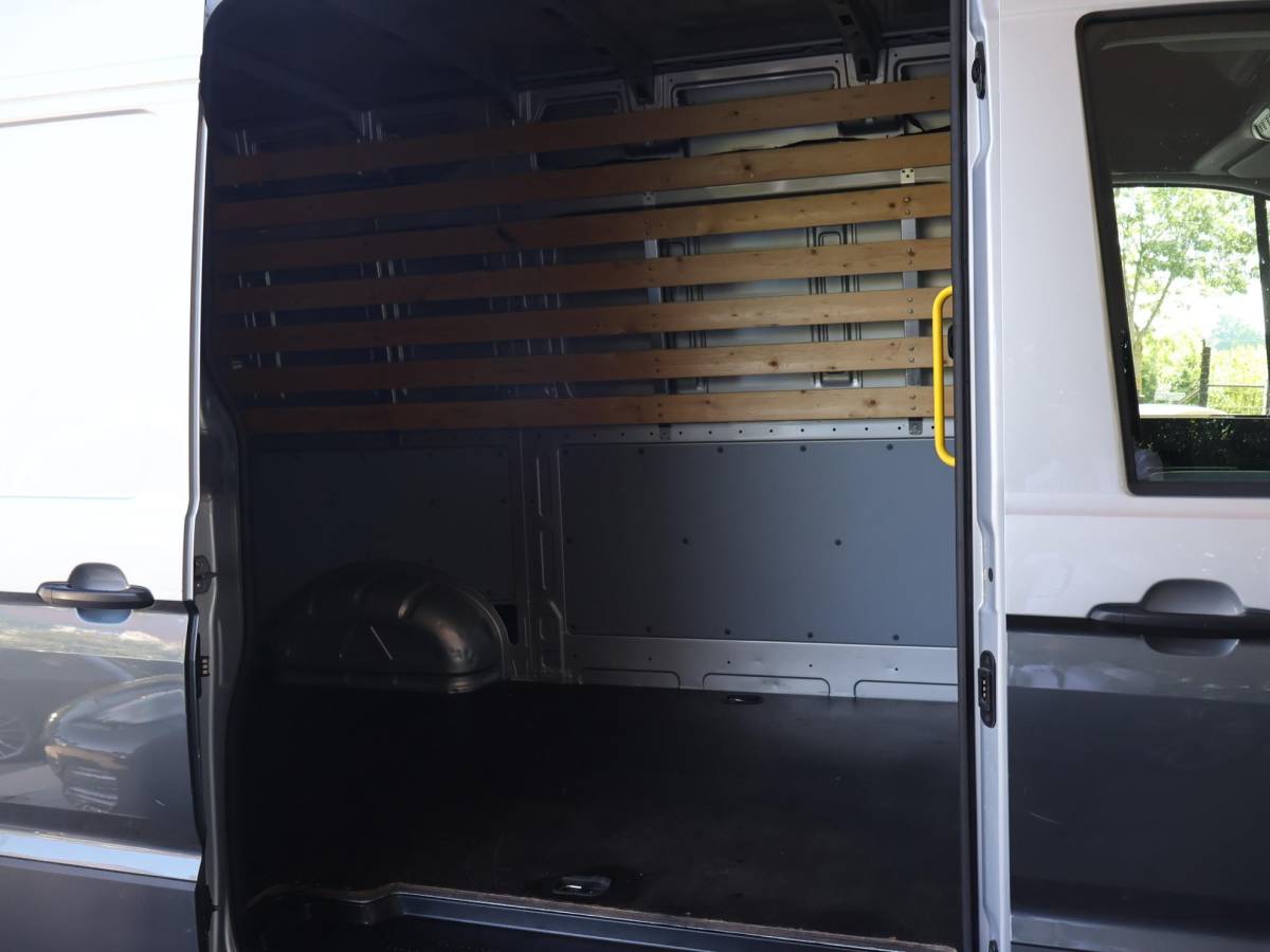 Volkswagen Crafter Volkswagen Crafter 35 2.0 TDI 140 PK L3H3 TWO-TONE + 3000 KG TREKHAAK | APPLE CARPLAY | CRUISE | SIDEBARS | NAVIGATIE