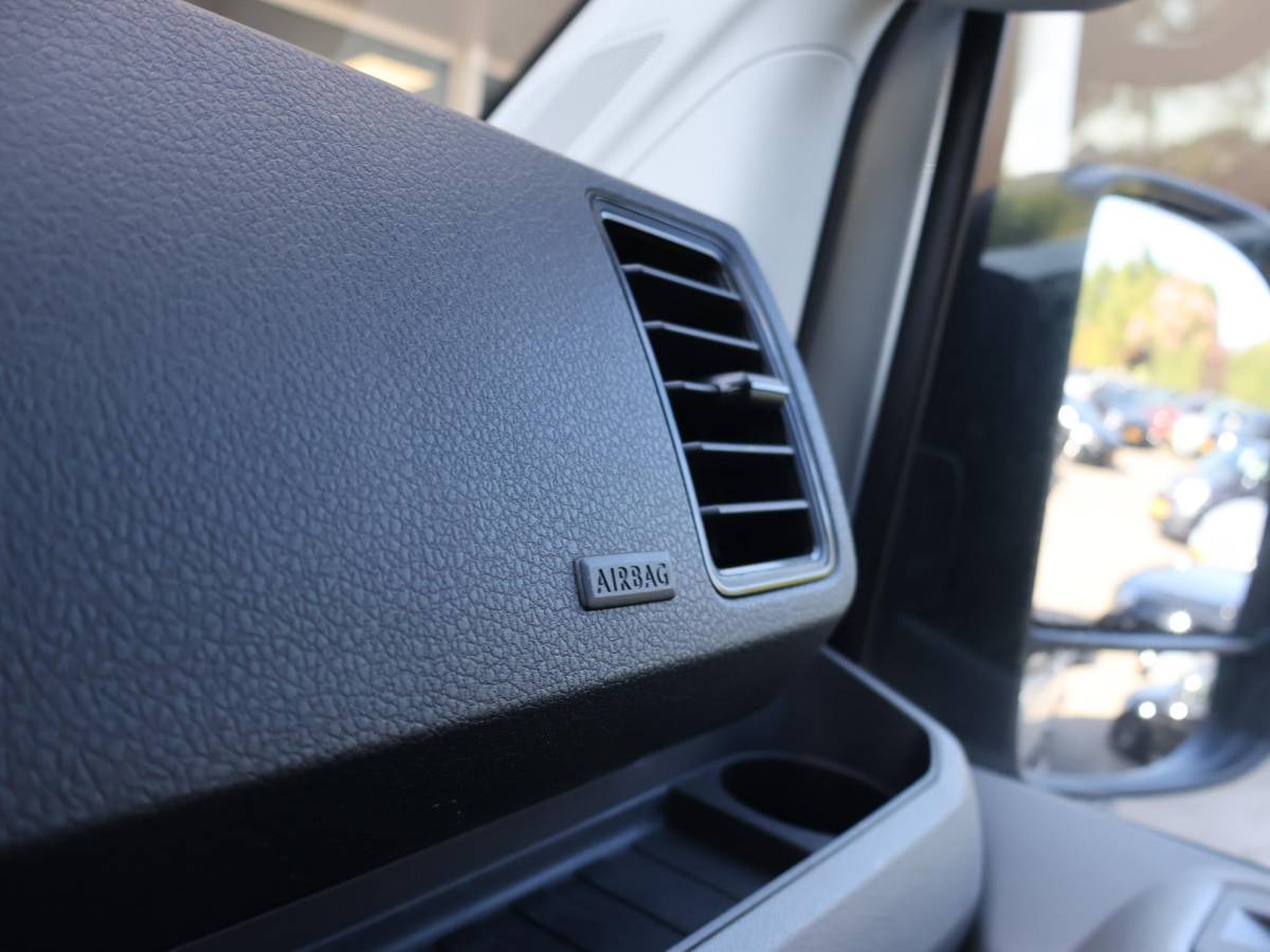 Volkswagen Crafter Volkswagen Crafter 35 2.0 TDI 140 PK L3H3 TWO-TONE + 3000 KG TREKHAAK | APPLE CARPLAY | CRUISE | SIDEBARS | NAVIGATIE