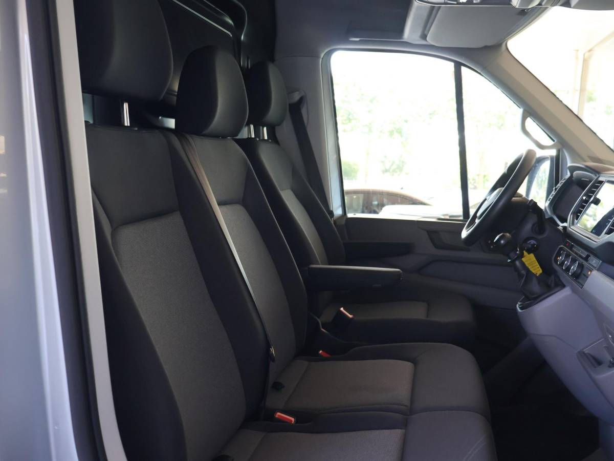 Volkswagen Crafter Volkswagen Crafter 35 2.0 TDI 140 PK L3H3 TWO-TONE + 3000 KG TREKHAAK | APPLE CARPLAY | CRUISE | SIDEBARS | NAVIGATIE