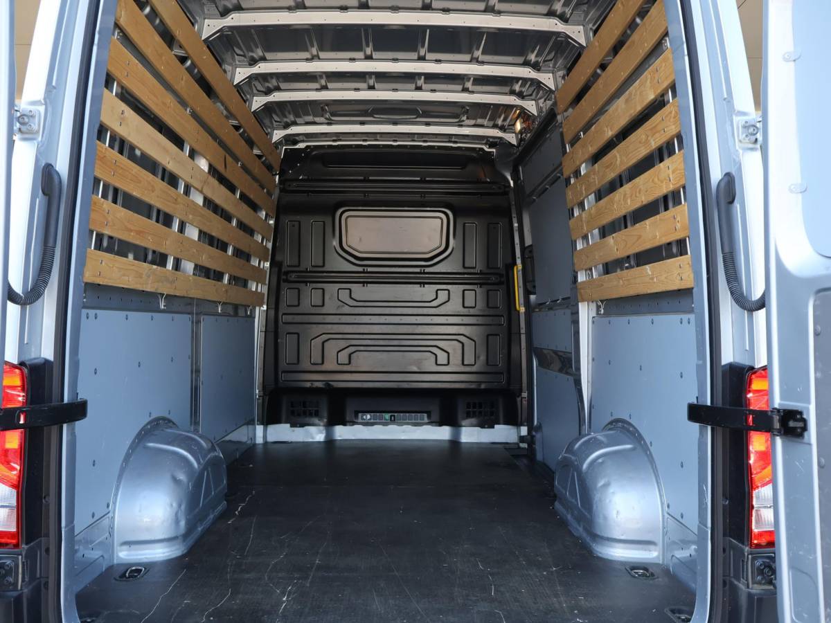 Volkswagen Crafter Volkswagen Crafter 35 2.0 TDI 140 PK L3H3 TWO-TONE + 3000 KG TREKHAAK | APPLE CARPLAY | CRUISE | SIDEBARS | NAVIGATIE