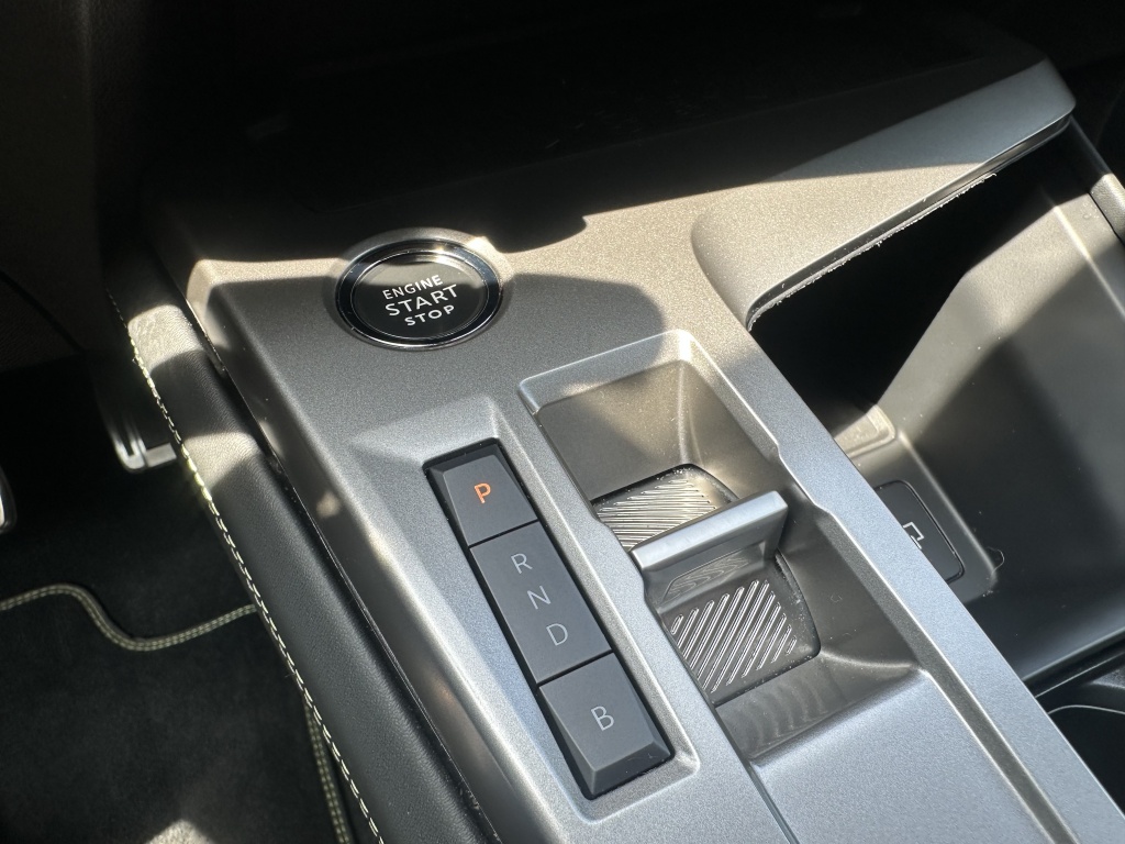 Peugeot 408 Peugeot 408 1.6 HYbrid 225 GT | Massage | Adaptieve Cruise | Elektrische Ach