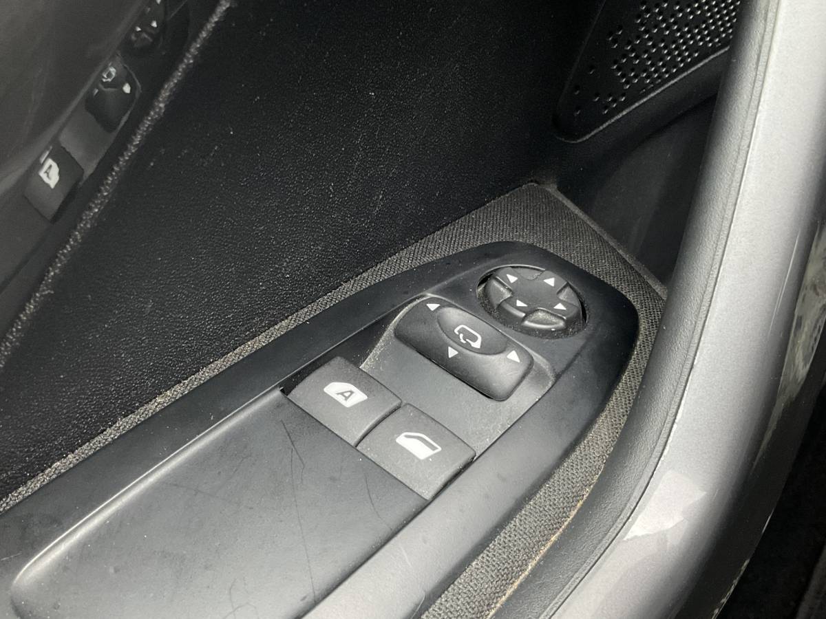 Peugeot 2008 Peugeot 2008 1.2 111pk Blue Lion Carplay Airco Cruise Hoge zit