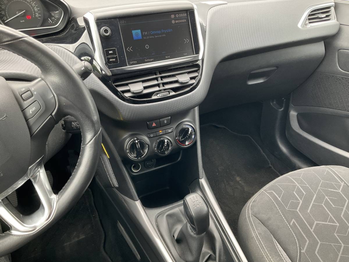Peugeot 2008 Peugeot 2008 1.2 111pk Blue Lion Carplay Airco Cruise Hoge zit