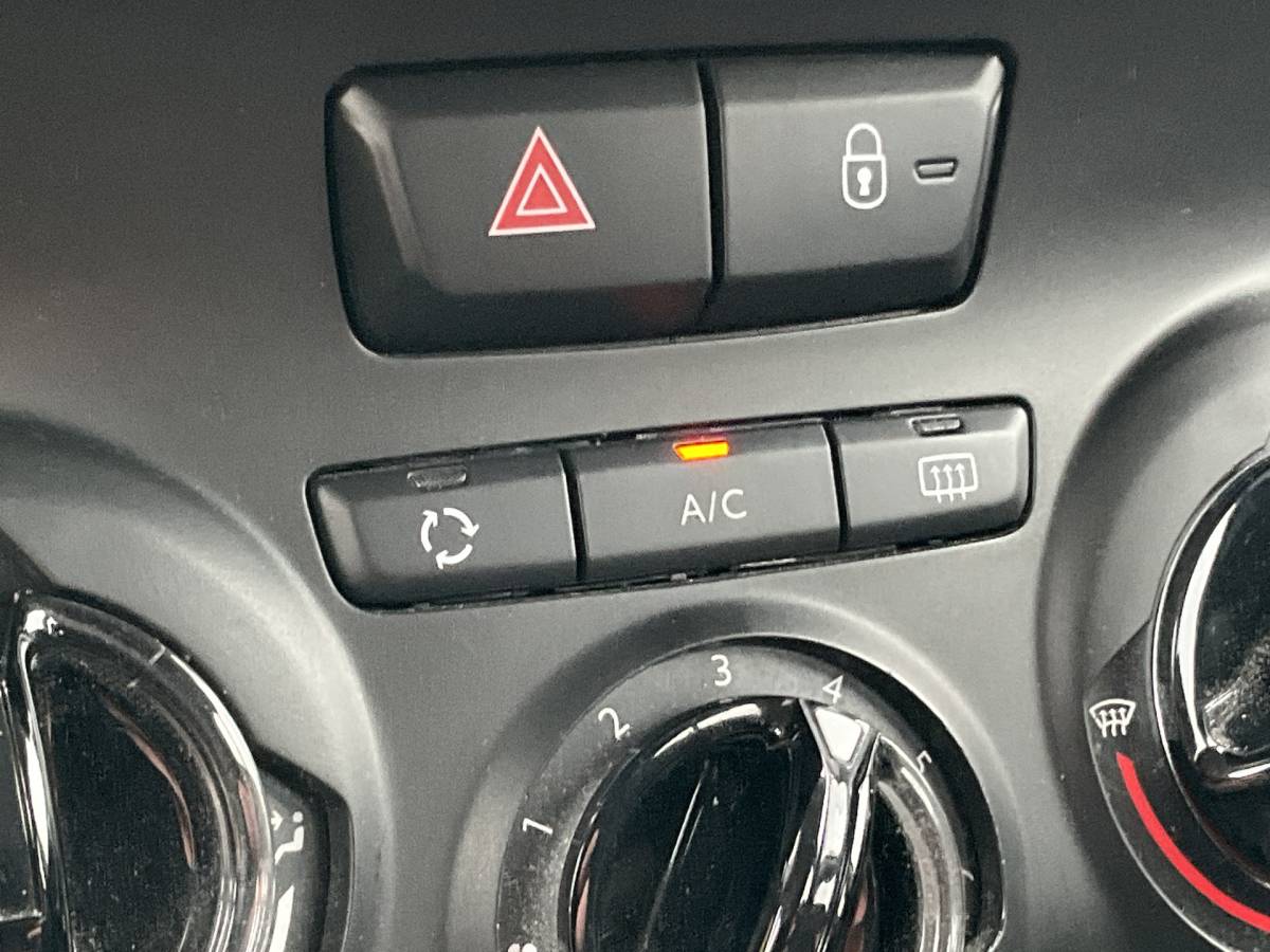 Peugeot 2008 Peugeot 2008 1.2 111pk Blue Lion Carplay Airco Cruise Hoge zit